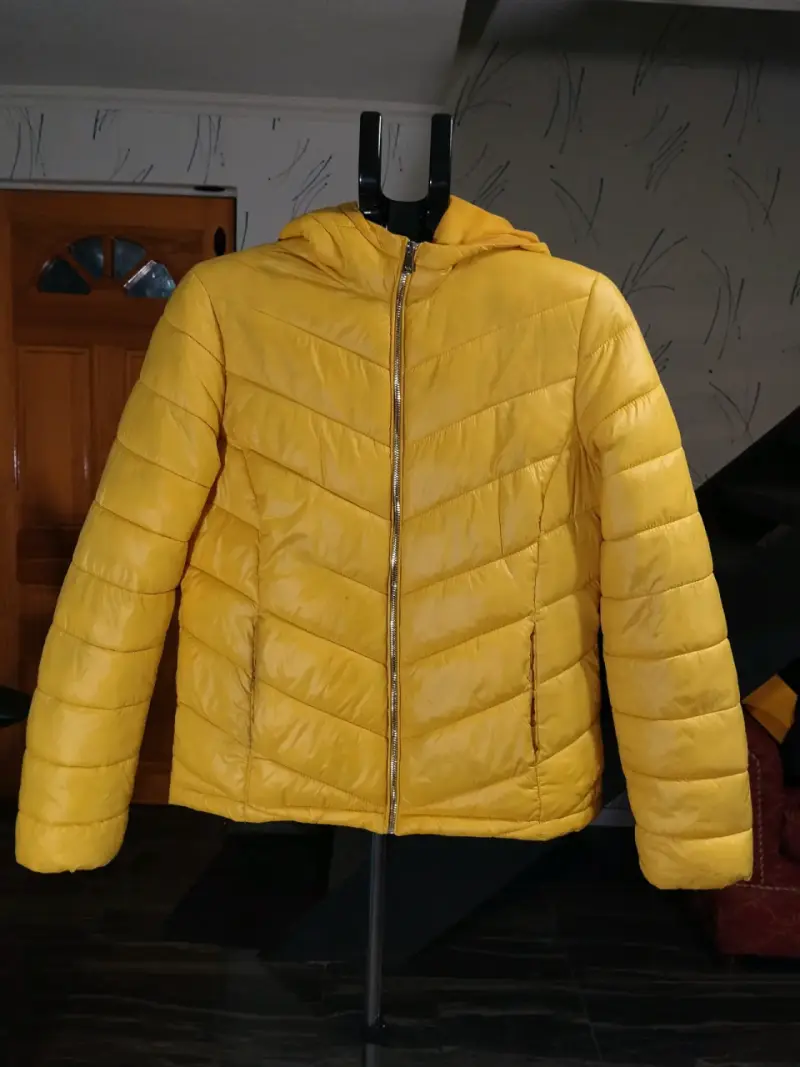 Chaqueta acolchada amarilla con capucha - 1