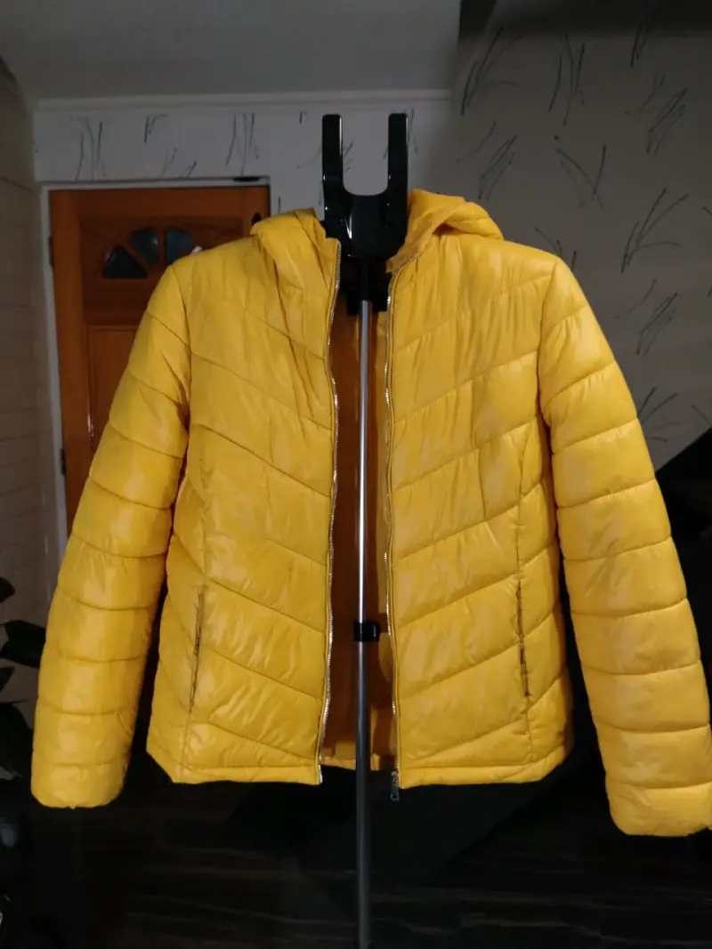 Chaqueta acolchada amarilla con capucha - 2