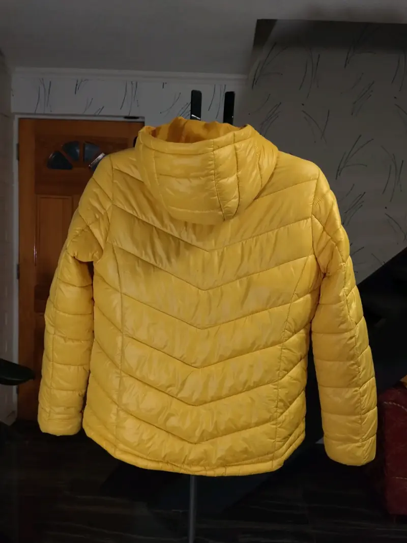 Chaqueta acolchada amarilla con capucha - 3