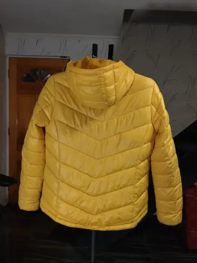 Chaqueta acolchada amarilla con capucha - miniatura 3