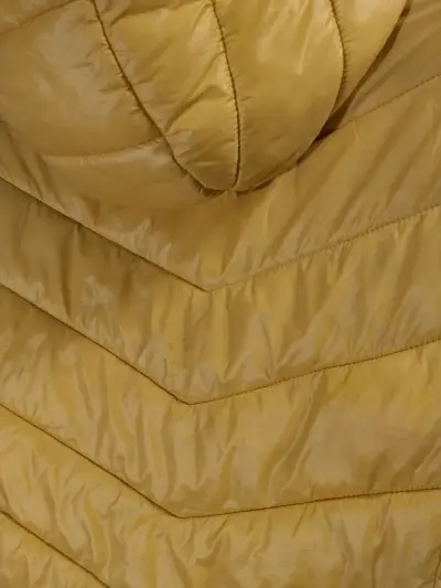 Chaqueta acolchada amarilla con capucha - miniatura 6