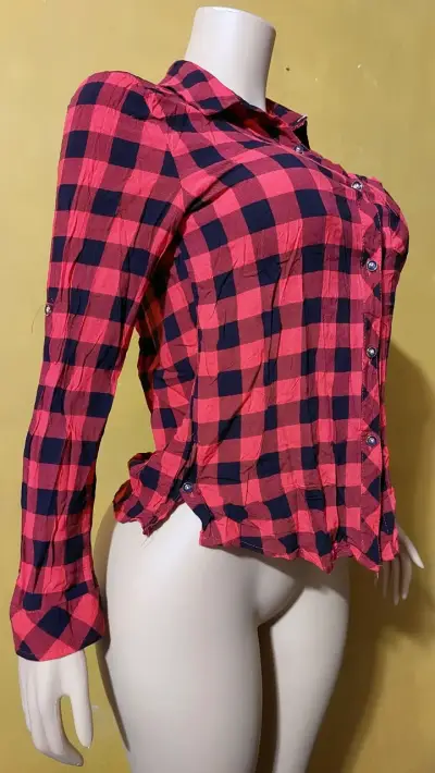 Camisa a cuadros roja y negra para mujer - miniatura 2