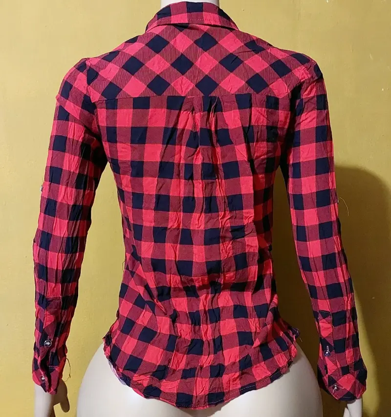 Camisa a cuadros roja y negra para mujer - 3