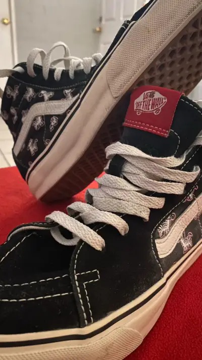 Zapatillas Vans negras con diseños (Americanas) - miniatura 1