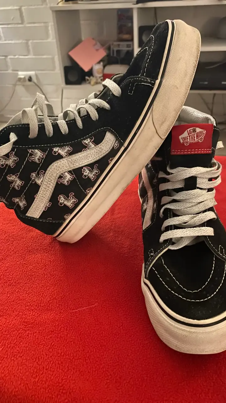 Zapatillas Vans negras con diseños (Americanas) - 2