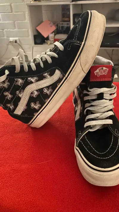 Zapatillas Vans negras con diseños (Americanas) - miniatura 2