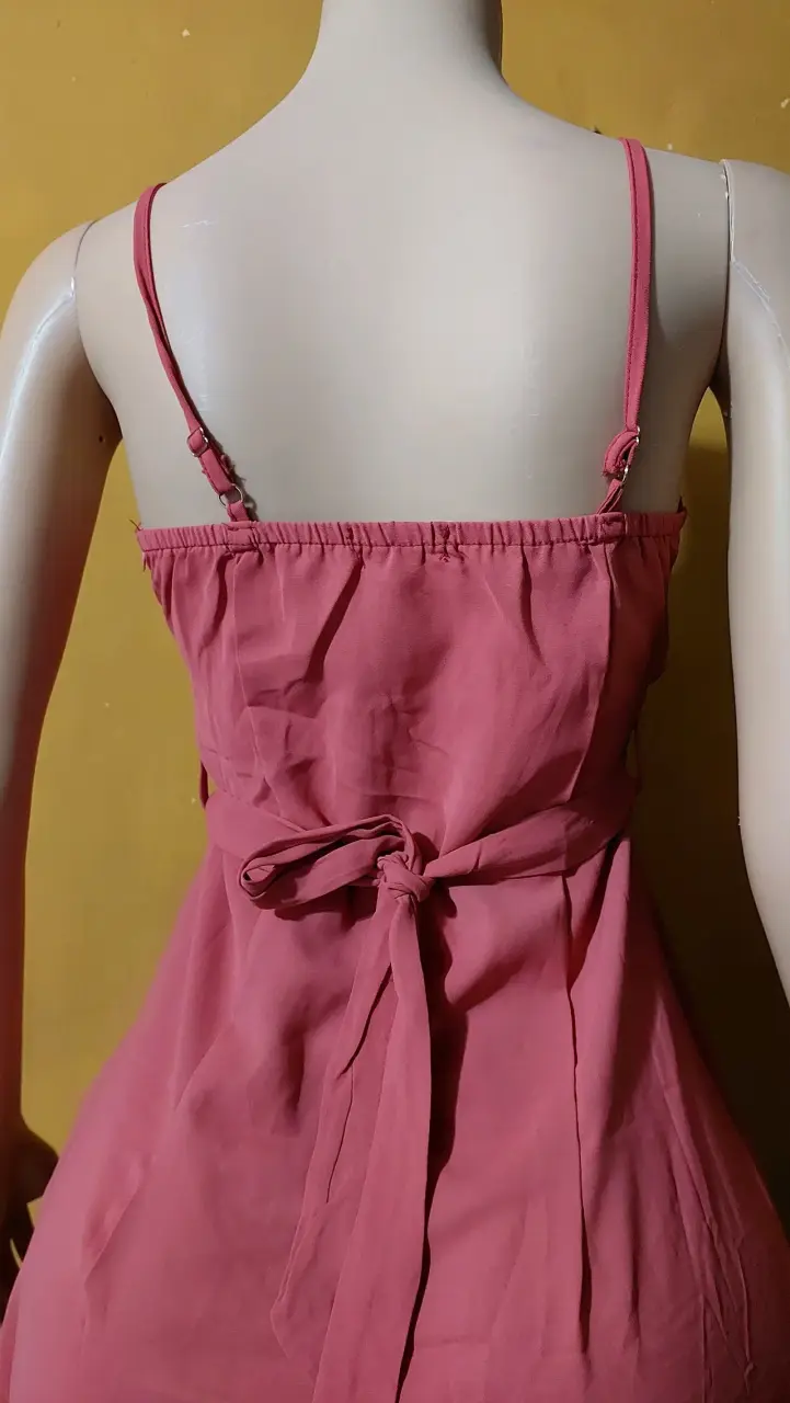 Vestido largo rosa con tirantes ajustables - 3