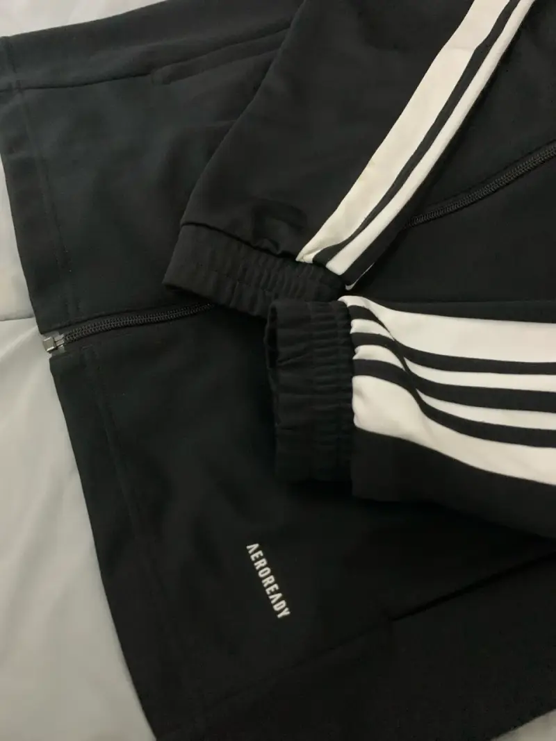 Chaqueta deportiva negra Adidas AEROREADY - 3
