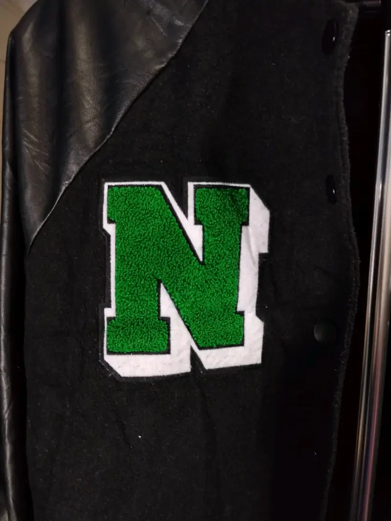 Casaca estilo universitario negra con letras verde - 1