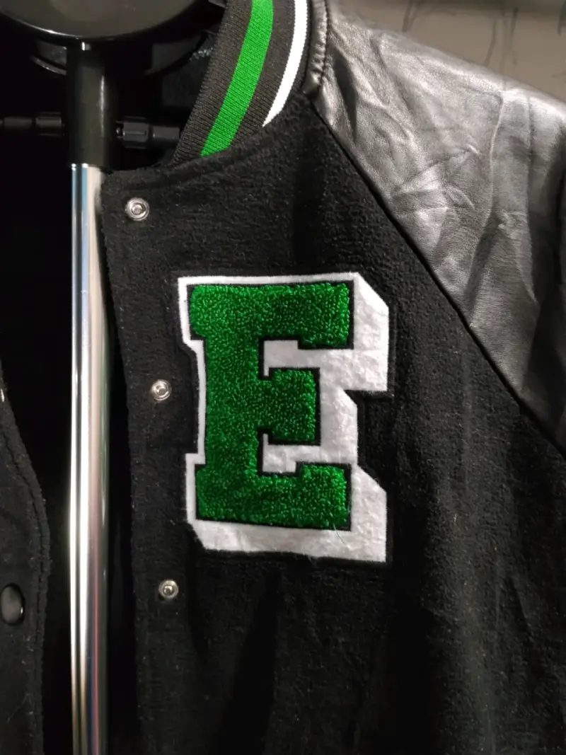 Casaca estilo universitario negra con letras verde - 2