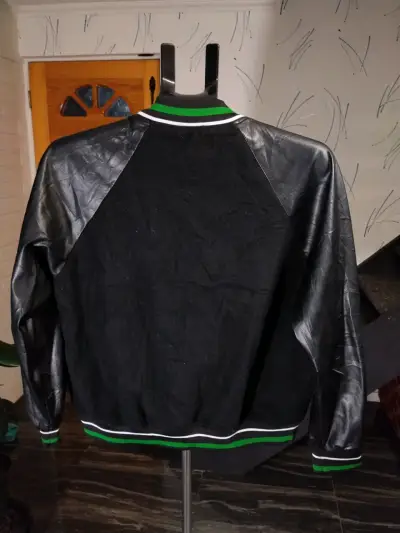 Casaca estilo universitario negra con letras verde - miniatura 3