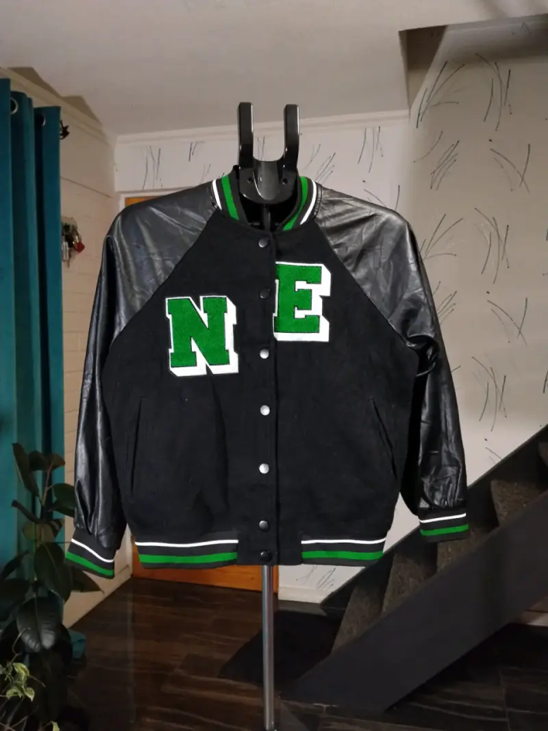 Casaca estilo universitario negra con letras verde - 4