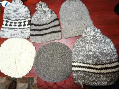 Set de gorros tejidos de lana en varios colores - miniatura 1