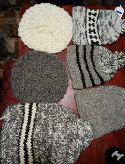Set de gorros tejidos de lana en varios colores - miniatura 2