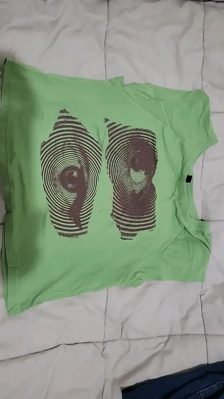 Polera verde con diseño gráfico - 1