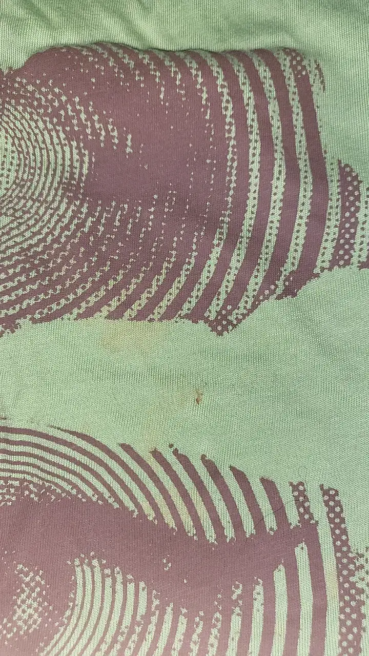 Polera verde con diseño gráfico - 2