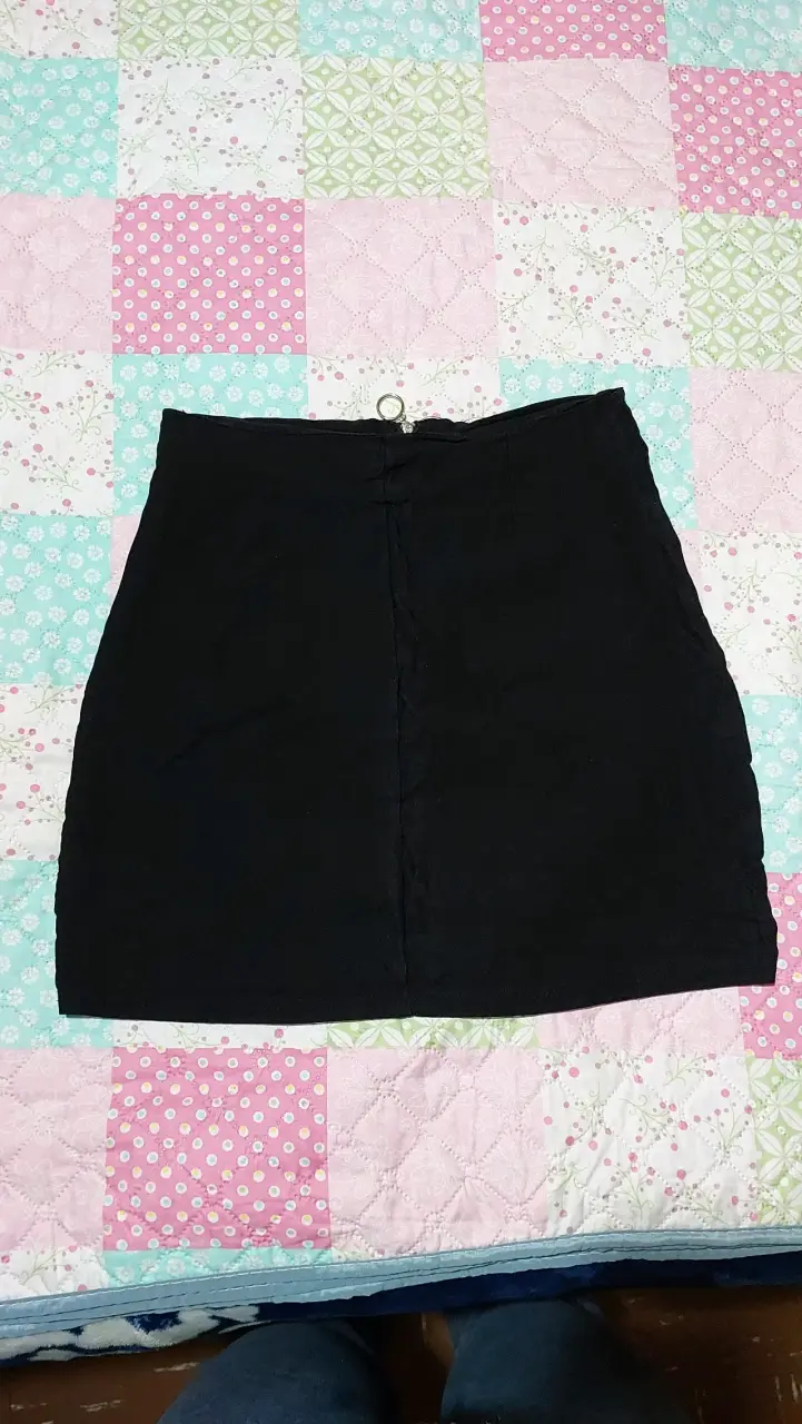 Falda negra elástica con cierre decorativo - 2