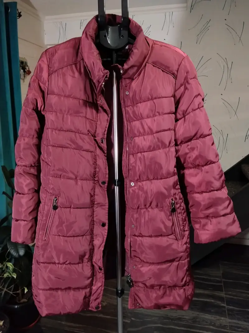 Casaca larga acolchada burdeos para mujer - 1