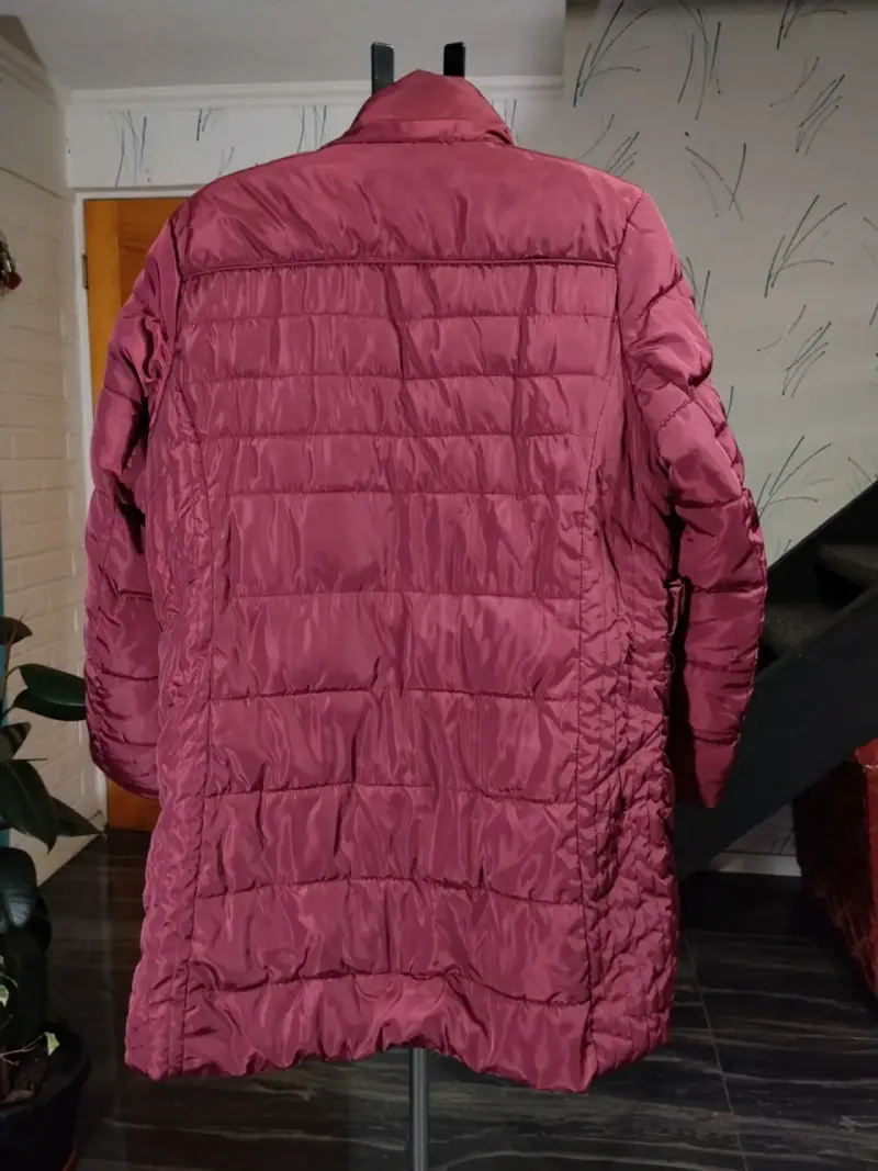 Casaca larga acolchada burdeos para mujer - 3