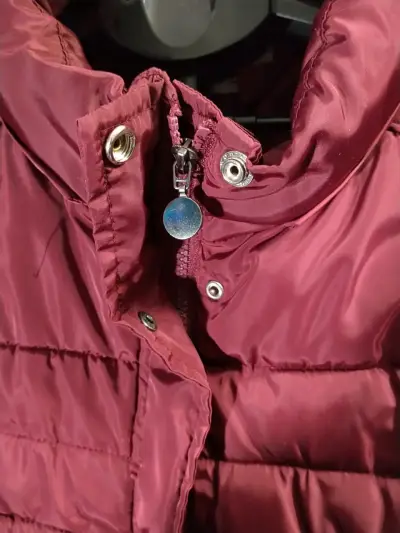 Casaca larga acolchada burdeos para mujer - miniatura 4