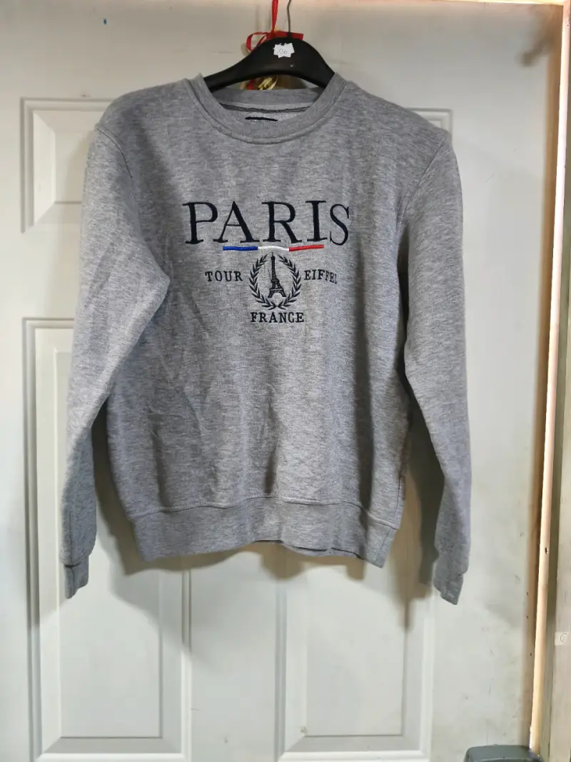Polerón gris con diseño París
