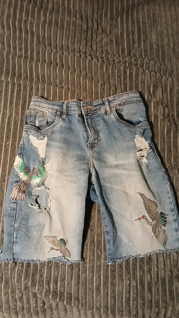 Bermudas de mezclilla con bordado de aves