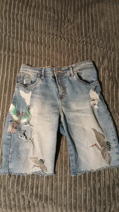 Bermudas de mezclilla con bordado de aves - miniatura 1