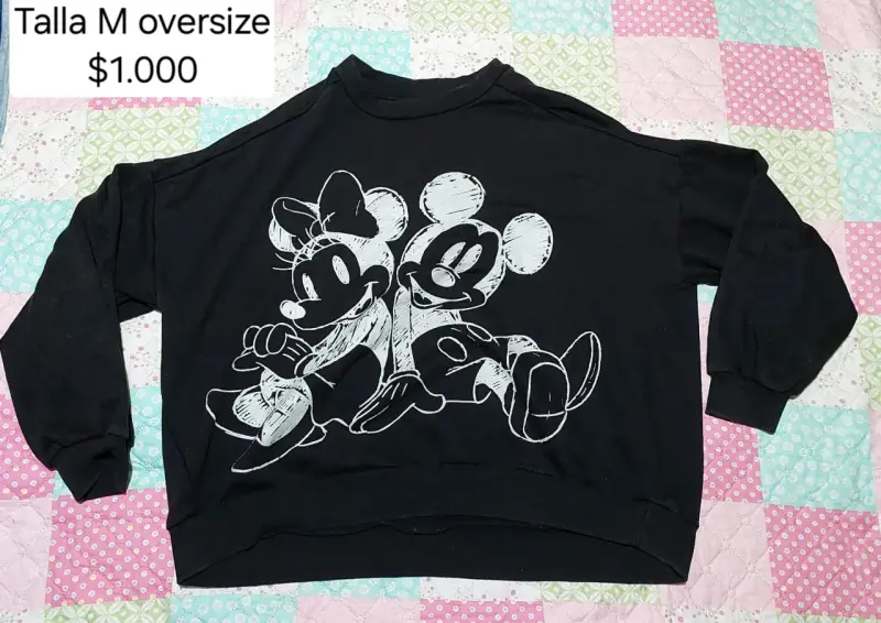 Polerón negro oversize con diseño de personajes - 1