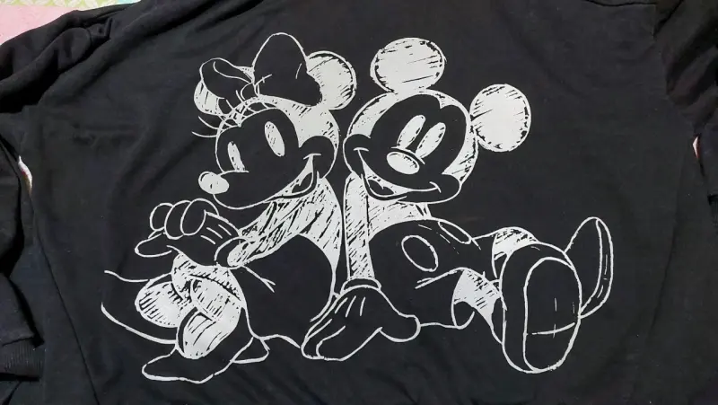 Polerón negro oversize con diseño de personajes - 3