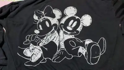Polerón negro oversize con diseño de personajes - miniatura 3
