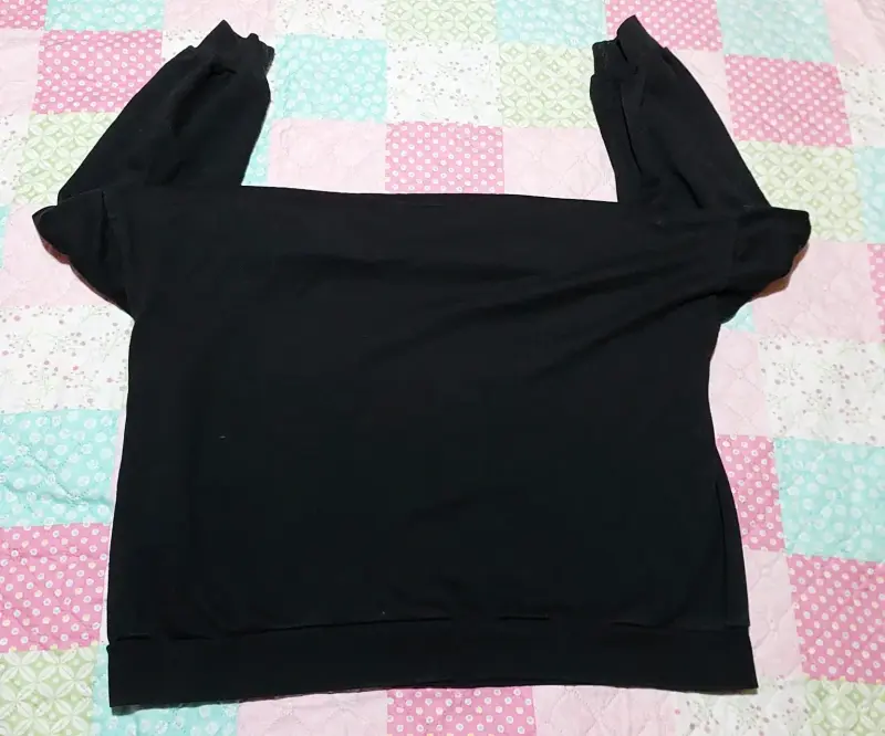 Polerón negro oversize con diseño de personajes - 4