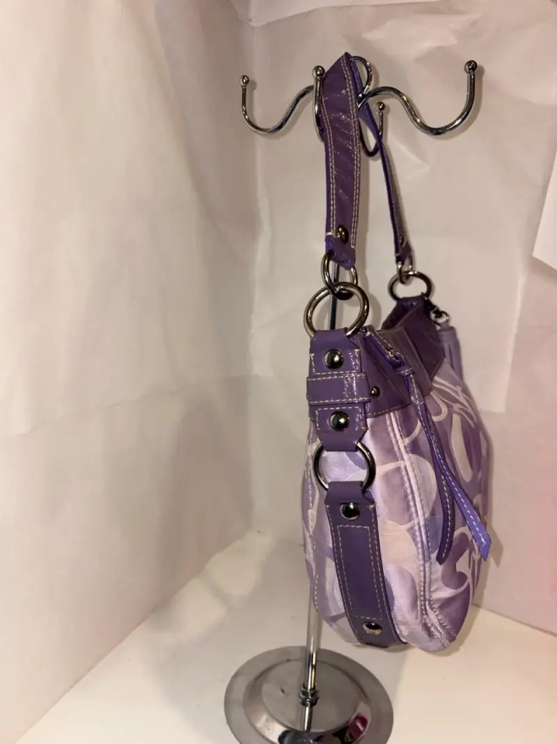 Bolso de hombro Coach morado con diseño clásico - 3