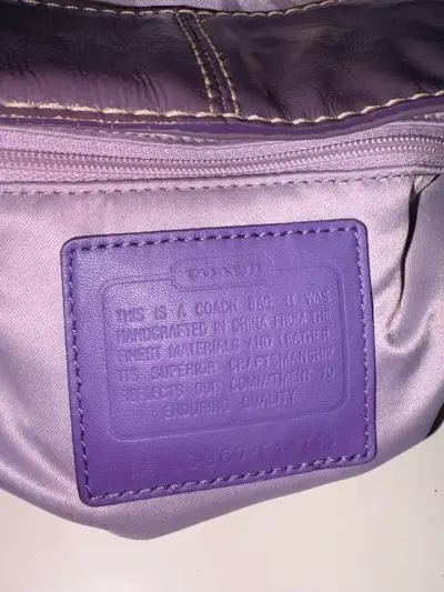 Bolso de hombro Coach morado con diseño clásico - miniatura 4