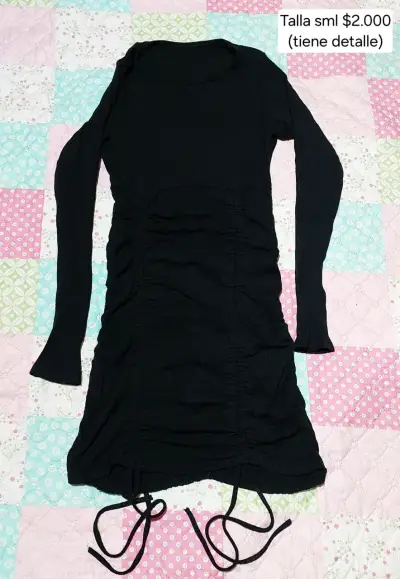 Vestido negro ajustado con detalle - miniatura 1
