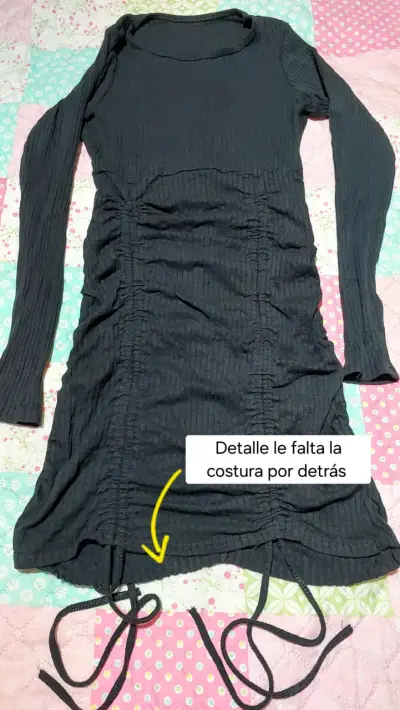 Vestido negro ajustado con detalle - miniatura 2