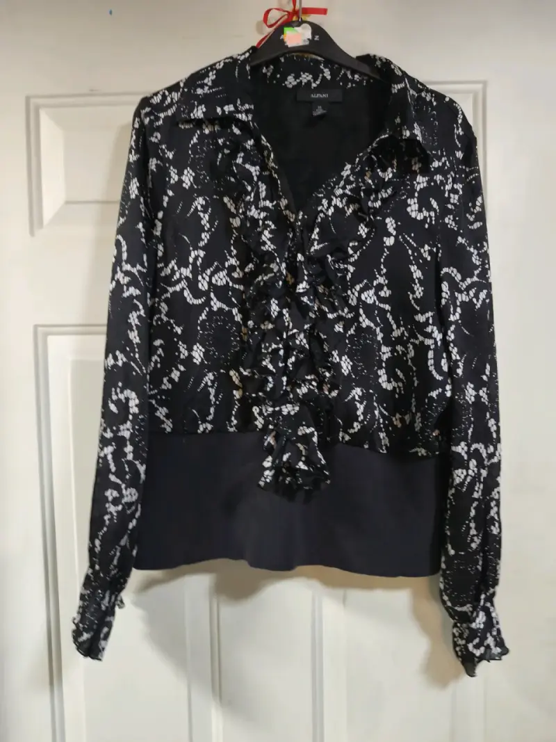 Blusa negra con encaje y volantes para mujer
