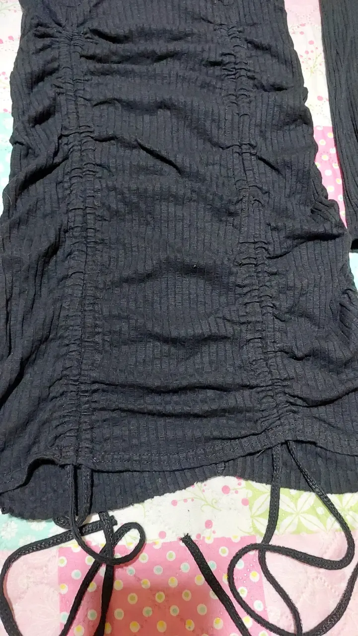 Vestido negro ajustado con detalle - 3