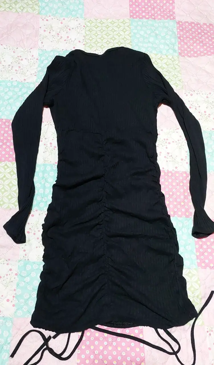 Vestido negro ajustado con detalle - 4