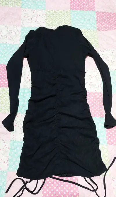 Vestido negro ajustado con detalle - miniatura 4