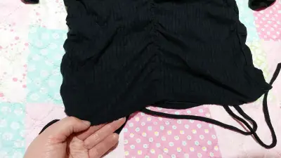 Vestido negro ajustado con detalle - miniatura 5