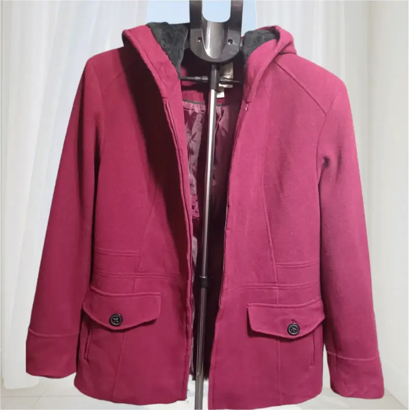 Abrigo de mujer con capucha color burdeos