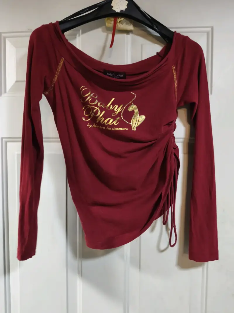 Polera manga larga roja Baby Phat con diseño dorado