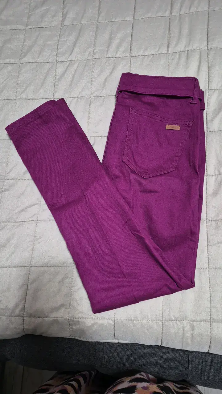 Pantalones morados Opposite con cinturón