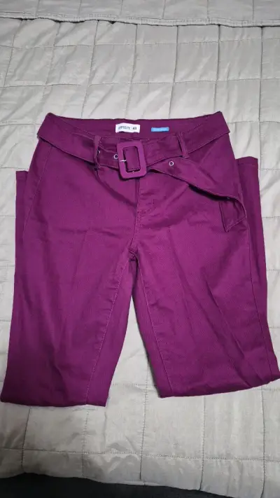 Pantalones morados Opposite con cinturón - miniatura 4
