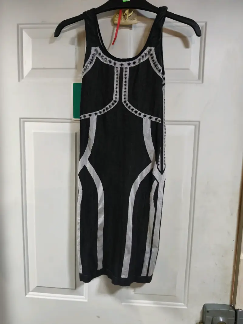 Vestido negro con detalles blancos