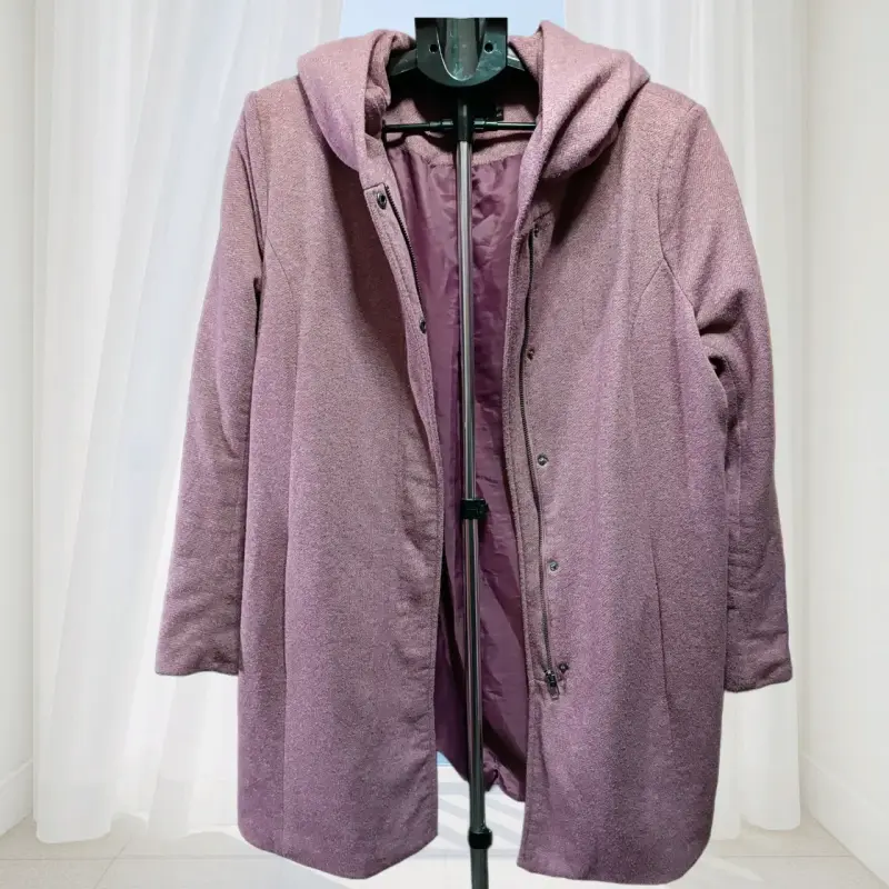 Abrigo de mujer con capucha color rosa viejo
