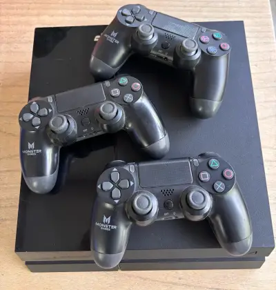 Consola PS4 con tres controles Monster Games - miniatura 1