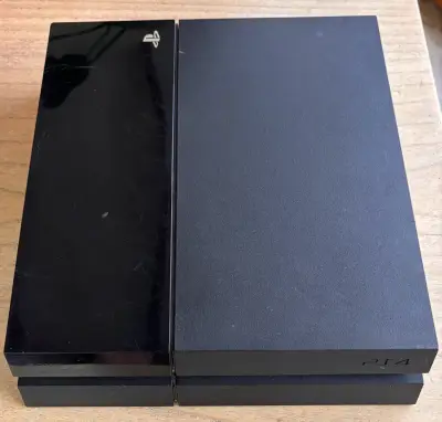 Consola PS4 con tres controles Monster Games - miniatura 3