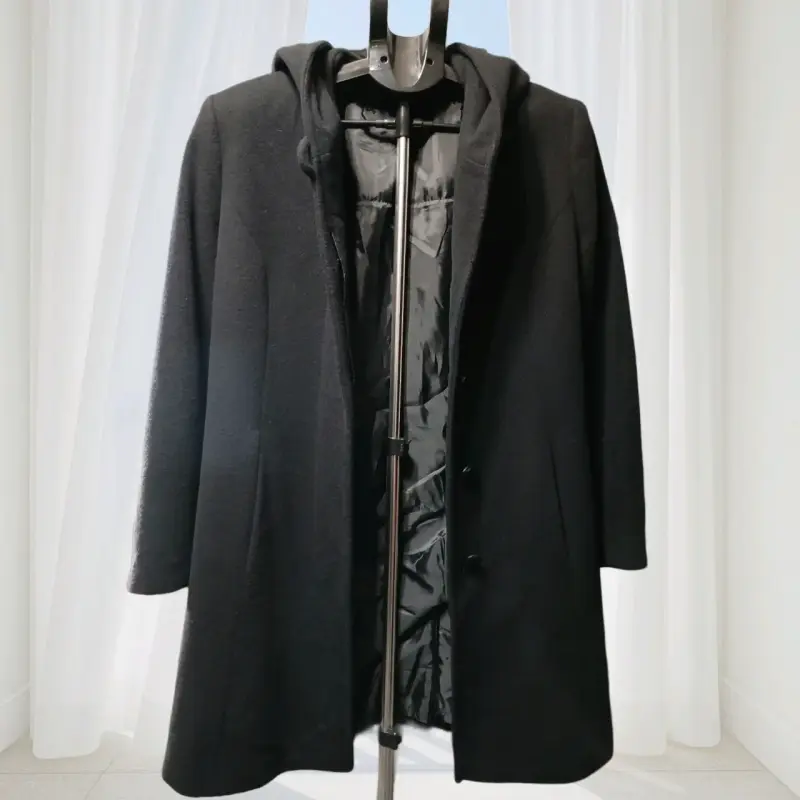 Abrigo negro con capucha para mujer