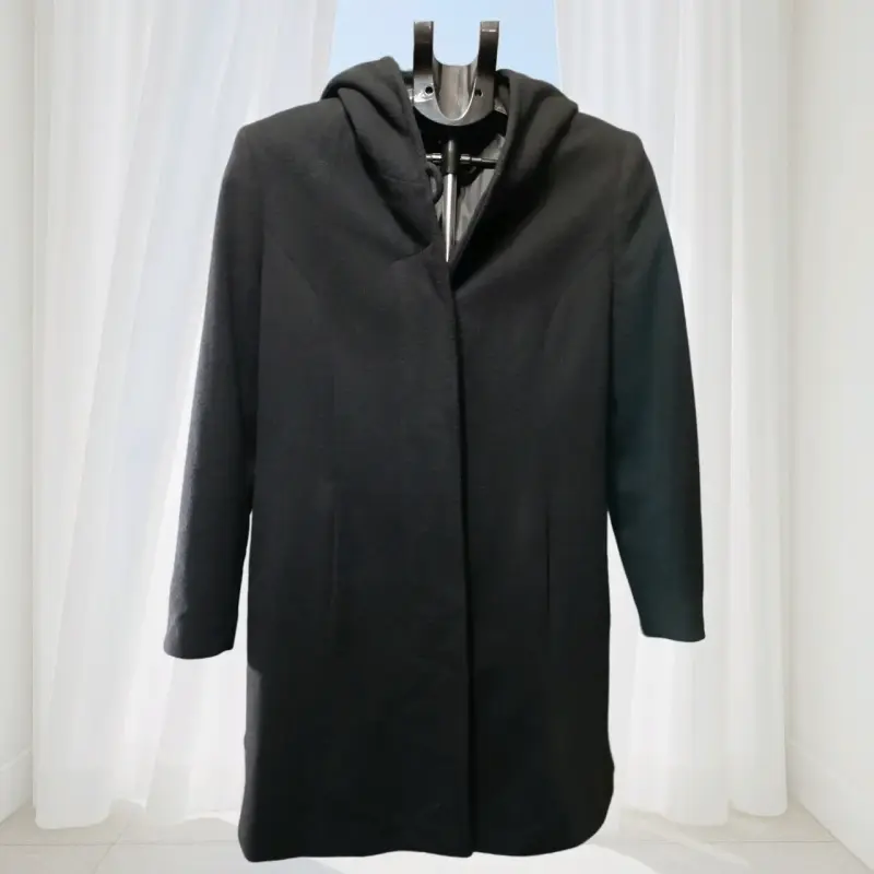 Abrigo negro con capucha para mujer - 2